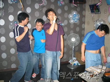 Las fotos de Yoo Jae-seok, Yoon Jeong-soo, Park Soo-hong y Kim Je-dong organizando una fiesta de cumpleaños en una sala de karaoke se han vuelto virales después de una década.